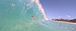 Surfer rundt i verden for å måle hvordan bølger bryter