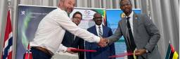 At the signing of the letter of intent on Wednesday, November 8. From left: Rasmus Benestad, Meteorological Institute; Ambassador Haakon Gram-Johannessen; Mozambique's Minister of Transport and Communication, Mateus Magala; and INAM Director, Adérito Celso Félix Aramuge.