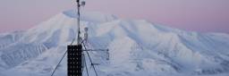 Svalbard overvåkes, Janssonhaugen (Spitsbergen). Værstasjon tilknyttet en permafroststasjon på Janssonhaugen i Adventdalen. På værstasjonen registreres temperatur i 3 nivåer, vind, fuktighet og snødybde. Strømforskyning er sikret ved hjelp av batterier tilknyttet det store solpanelet på bildet. På stedet er det også en permafroststasjon som regitsrerer temperaturen i 30 ulike nivåer ned til 100 m dybde i bakken. Analyser av data viser at temperaturstigningen i permafrosten er akselererende, og er nå i gjennomsnitt ca 1,0 °C per tiår i de øvre lagene av av permafrosten. 