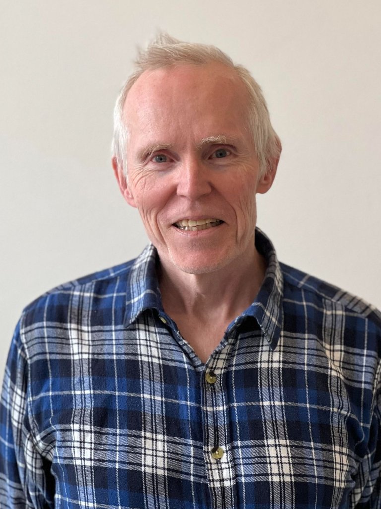 Halvportrett av mann med rutete skjorte