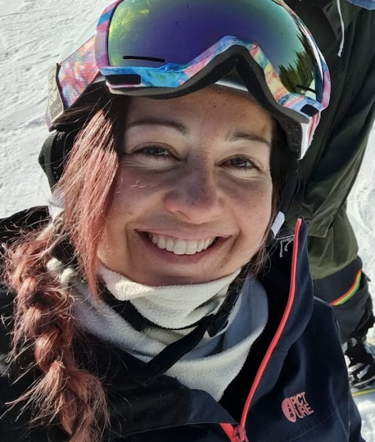 Portrett av Stephanie, hun er ute i skibakken med slalombriller på hodet.