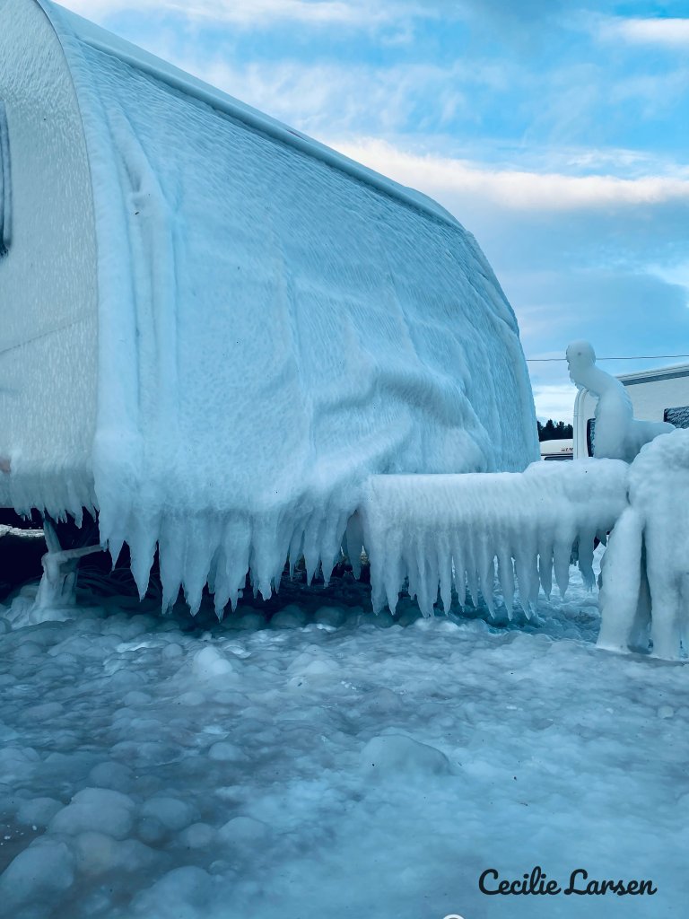 Bildet viser en nediset campingvogn på Dyrøya i Sør-Troms.