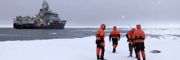 Her tar forskere fra Meteorologisk institutt og Norsk Polarinstitutt prøver i isen 82 grader nord, som del av forskningsprosjektet Arven etter Nansen.  Forskningsfartøyet Kronprins Haakon i bakgrunnen.