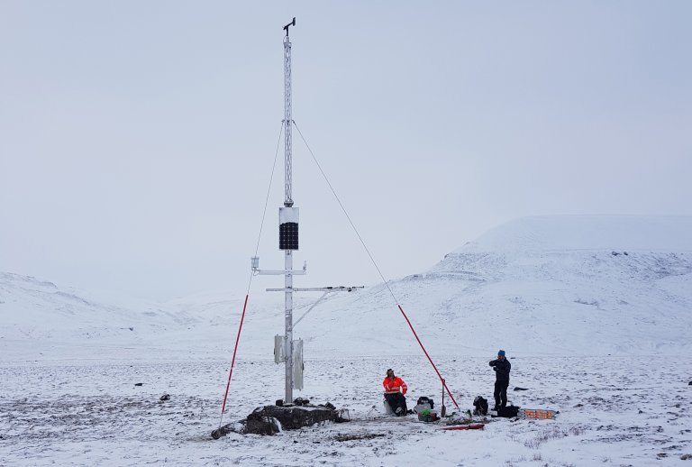 Reindalspasset værstasjon ble etablert 28. september 2019, øverst i Reindalen sentralt på Spitsbergen. Foto: Einar Eliassen Berntsen, Norsk Polarinstitutt