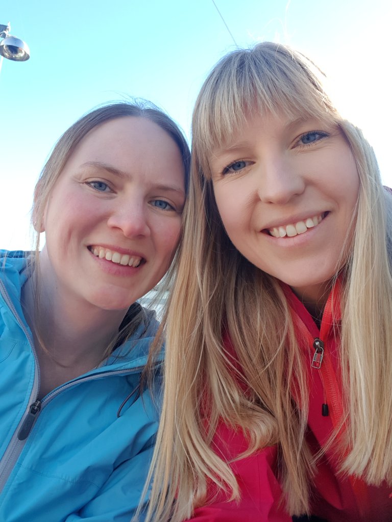 Statsmeteorologene Mette og Rebecca er begge glade i å være ute i naturen, og gleder seg til å dele sine erfaringer med Værpoddens lyttere.