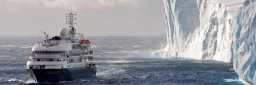 Cruiseskipet Corinthian III går farlig nær isfjell i Antarktis