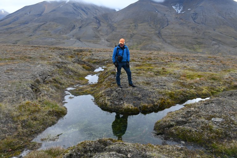 Bildet viser hvordan det oppstår større sammen på Svalbard som følge av at mye permafrost tiner i såkalte iskiler.