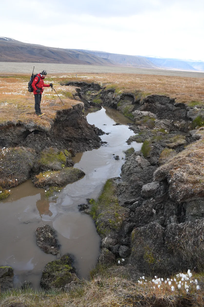 Bildet viser hvordan det oppstår større sammen på Svalbard som følge av at mye permafrost tiner i såkalte iskiler. 