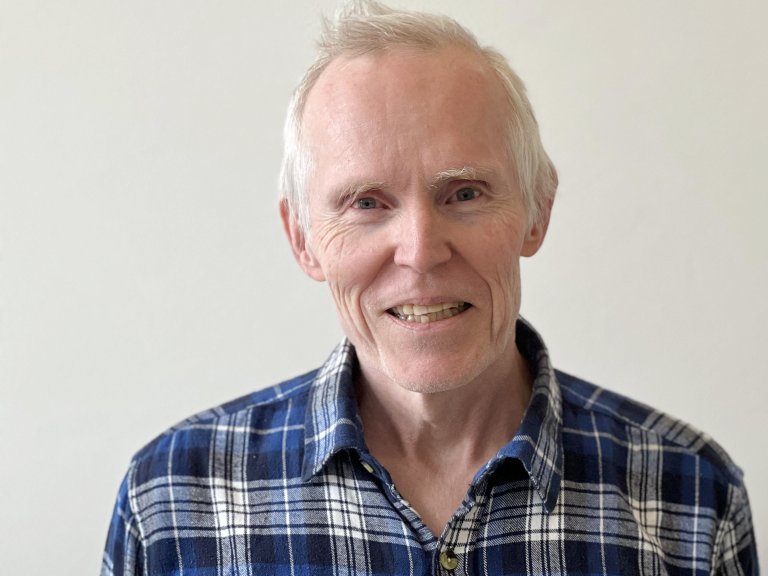 halvportrett mann i rutete skjorte