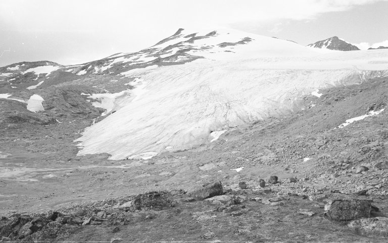 isbre, fjell og himmel. Sort-hvitt bilde