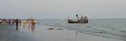 Fiskebåter og aktivitet på stranda i Kuakata sør i Bangladesh