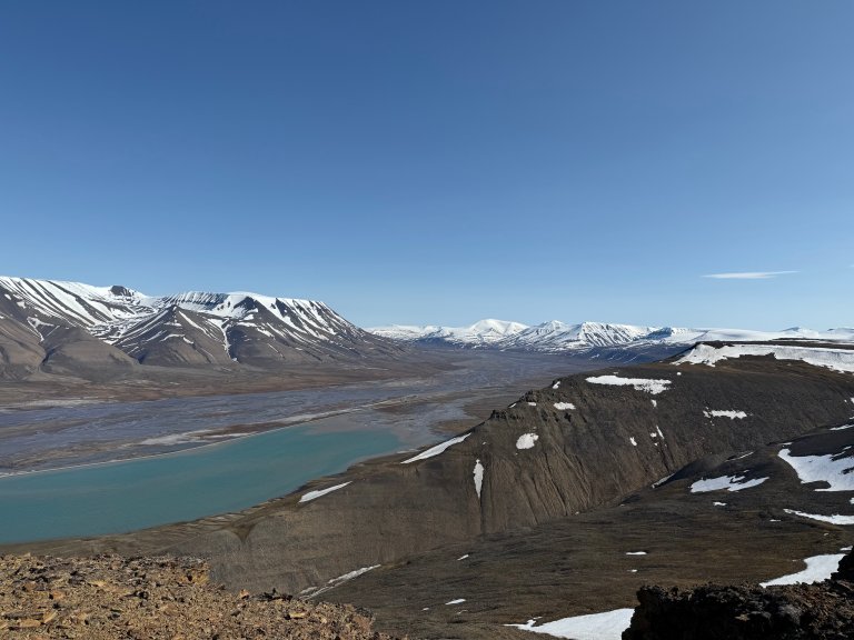 Bilde som viser Adventdalen på Svalbard i junisol.