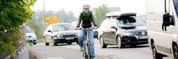 Kvinnlig syklist langs trafikkert vei.
Ansatt i Miljødirektoratet,Christine Maas.