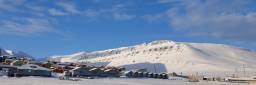 Fem norske forskningsinstitutter deltar i EU-prosjektet. Målet er å bedre utnytte data fra observasjonssystemet i Arktis. Her fra en solfylt dag i Longyearbyen på Svalbard. 