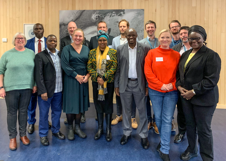 Fra workshop med Meteorologisk institutt, Norad, Flyktninghjelpen og representanter fra Malawi og Tanzania. Fra venstre mot høyre: Kristine Gjesdal, Yobu Kachiwanda, Clement Boyce, Roar Skålin, Nina Hellegjerde, Dimitar Hristov Ivanov (bakerst), Tasiana Mzozo, Jelmer Jøring, Ladislaus Chang’a, Anders Sivle, Astrid Thesen Tveteraas, Håvard Futsæter, David Melchior og Mariane Diop Kane.