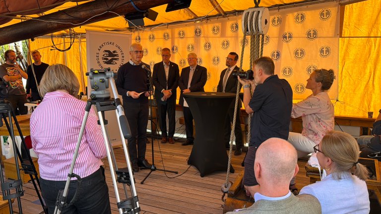 Statsminister Jonas Gahr Støre slapp nyheten på seglskuta Boy Leslie i Pollen i Arendal.