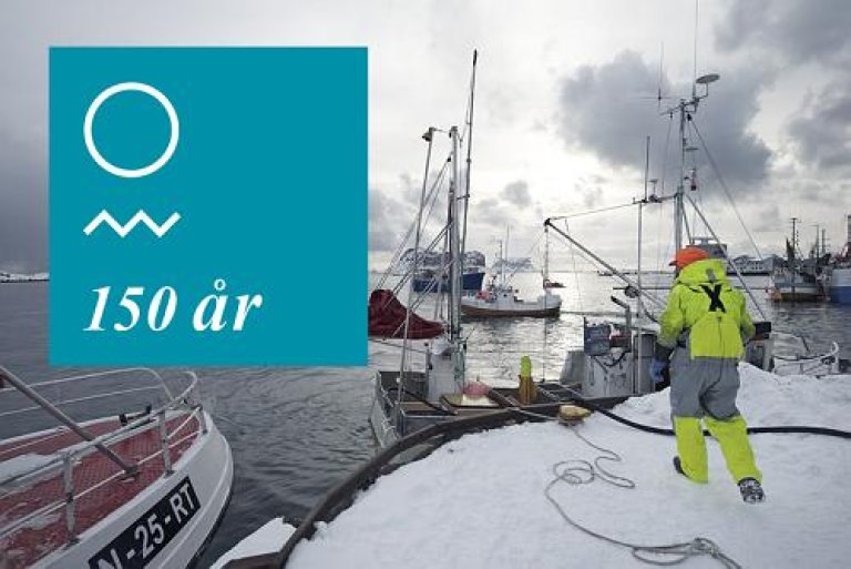 Illustrasjonsfoto med båtar og jubileumslogo
