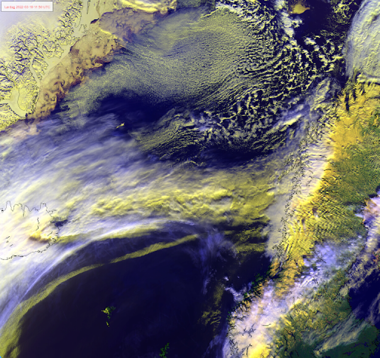 Satellittbilde fra midt på lørdag viser en atmosfærisk elv mellom Island og Vestfjorden.