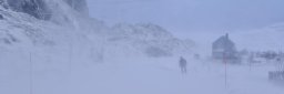 Sterk kuling,og snøfokk i Hasvik på Sørøya. Foto: Monica Hellum