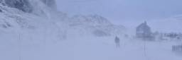 Sterk kuling,og snøfokk i Hasvik på Sørøya. Foto: Monica Hellum