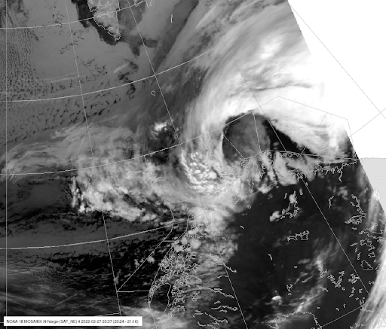 Satellitt-bilde søndag kveld kl. 21.37, stormsenterets “øye” kan sees rett utenfor kysten av Finnmark:
