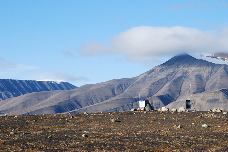 Målestasjon for permafrost på Janssonhaugen på Svalbard. To dype borehullet ble etablert her på 1990-tallet, de er henholdsvis 102 meter og 15 meter dype. Foto: Ketil Isaksen/ MET