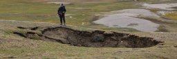 Synkehull ved Gjelhallet i Sassendalen på Svalbard som følge av at permafrosten under bakkeoverflaten har tint og jorden over har kollapset. 