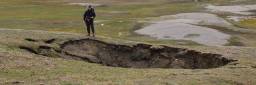 Synkehull ved Gjelhallet i Sassendalen på Svalbard som følge av at permafrosten under bakkeoverflaten har tint og jorden over har kollapset. 