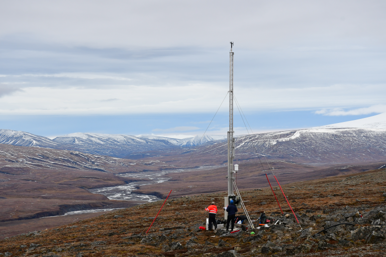 Her blir den nye værstasjonen på Janssonhaugen på Svalbard montert. Denne og andre nye værstasjoner blir i 2019-2021 satt i drift i de indre delene av Nordenskiöld Land på Spitsbergen. Foto: Ketil Isaksen/MET