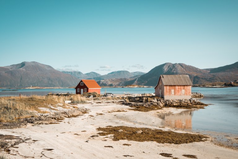 To røde naust ved en fjord ved Tromsø.