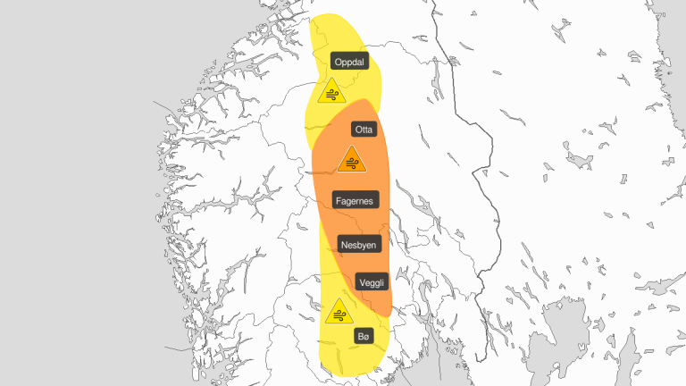 Kart som viser områder markert med oransje og gult farevarsel om kraftige vindkast.
