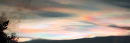 Perlemorskyer er høye skyer 20-30 km over jordoverflaten som kan gi intense og spektakulære farger, her fra 22. desember 2014 ved solnedgang kl 15:49 ved Lørenskog. Foto: Svein M. Fikke