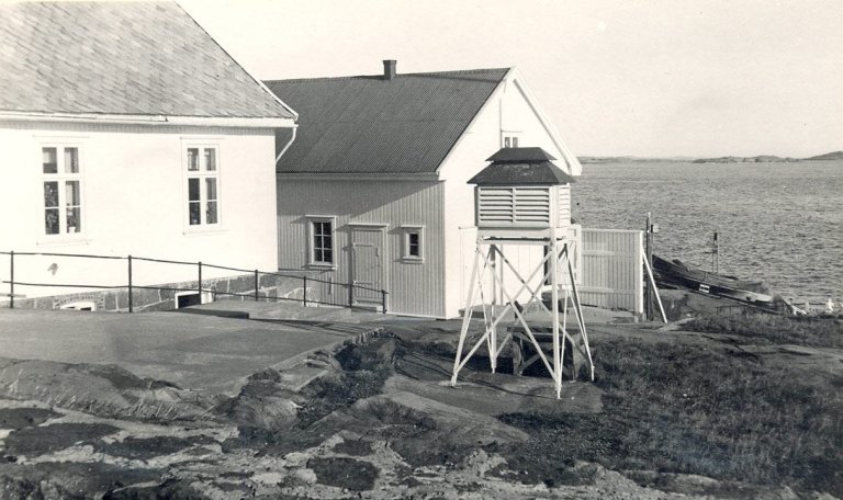 Målestasjonen Færder fyr ble satt opp i 1885. Her er den i 1940. Foto: MET
