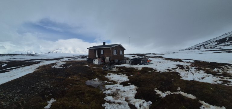 Bilde av NP-hytta Tarandus i Reindalen på Svalbard.  Bilet vart tatt 20. april 2026.