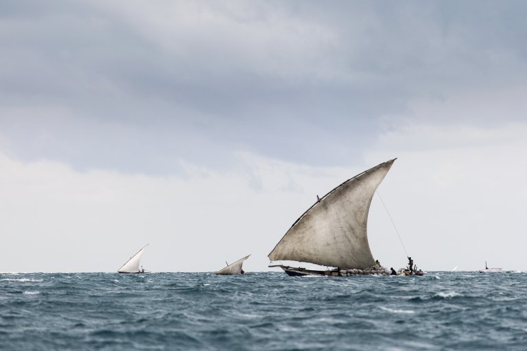Bildet viser fiskere på en tradisjonell fiskebåt i Zanzibar