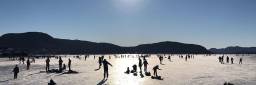 En slik kuldeperiode som vi har hatt så langt i vinter, er uvanlig - og vil komme sjeldnere i framtiden. Her nyter folk noe som er sjelden kost på Vestlandet: En islagt fjord på Jørpeland i Ryfylke