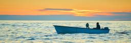 En person på fisketur i solnedgang